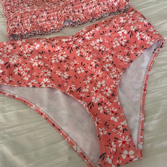 Adorable peachy pink two-piece swimsuit - Picture 2 of 4